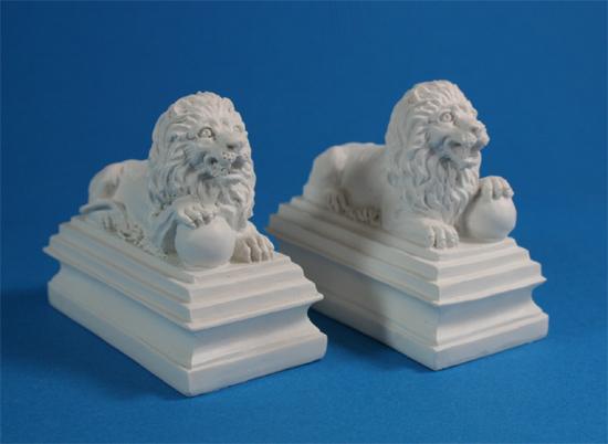 Mb0161 - Due statue dei leoni