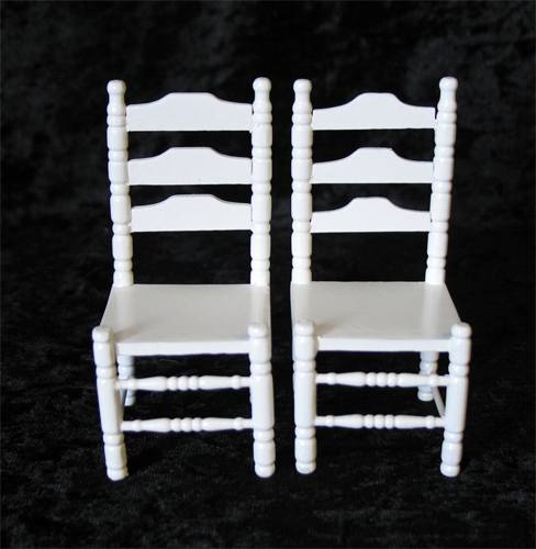 Mb0104 - Deux chaises blanches