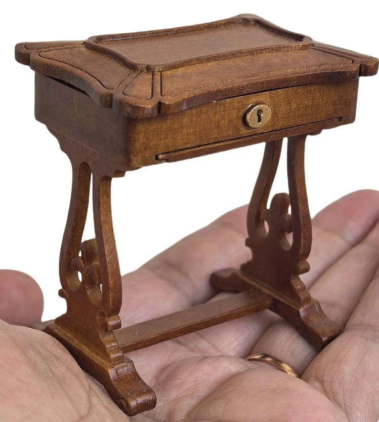 Meuble Yiyuan miniature tenu dans une main