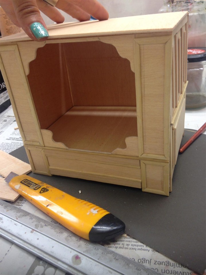 Cama en miniatura ya ensamblada