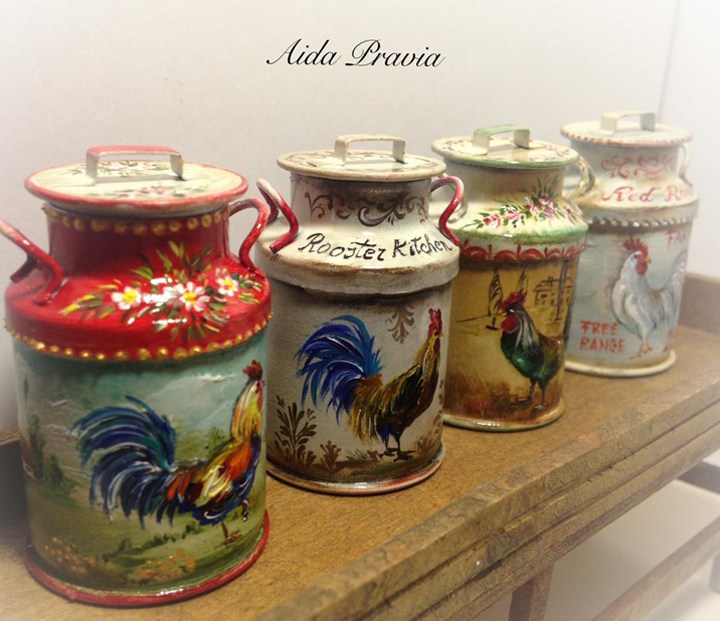 Lecheras con decoración de gallos
